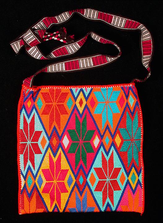 Embroidered shoulder bag, kutsiuri - Photograph ©Yvonne Negrín 2018