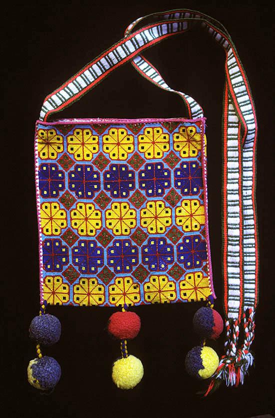 Embroidered shoulder bag - Photograph ©Yvonne Negrín 2003 - 2018