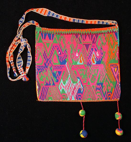 Embroidered shoulder bag, kutsuri - Photograph ©Yvonne Negrín 2018