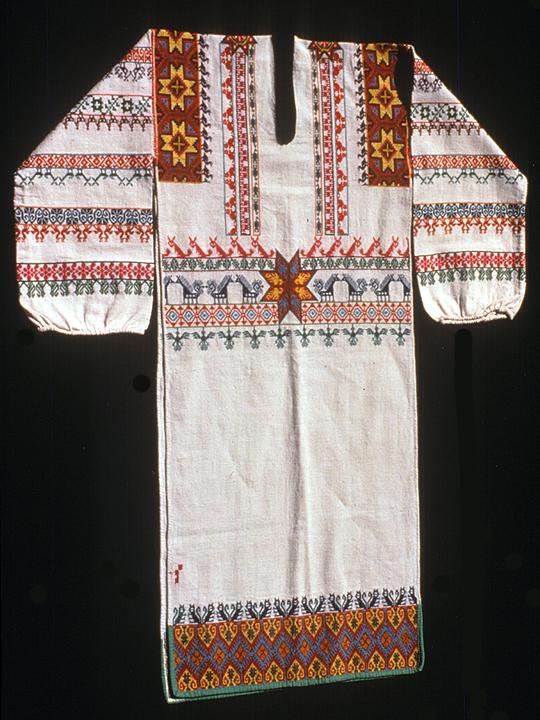Man's embroidered shirt (kutuni). Photograph ©Yvonne Negrín 2003 - 2018