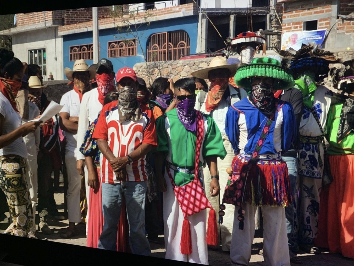La ofensiva retórica de las instancias gubernamentales pronto intentó presentar los hechos como un conflicto entre particulares por la disputa de unos terrenos. La realidad resulta ser muy diferente y se explica en alguna medida por la historia. Foto X @azqueltan