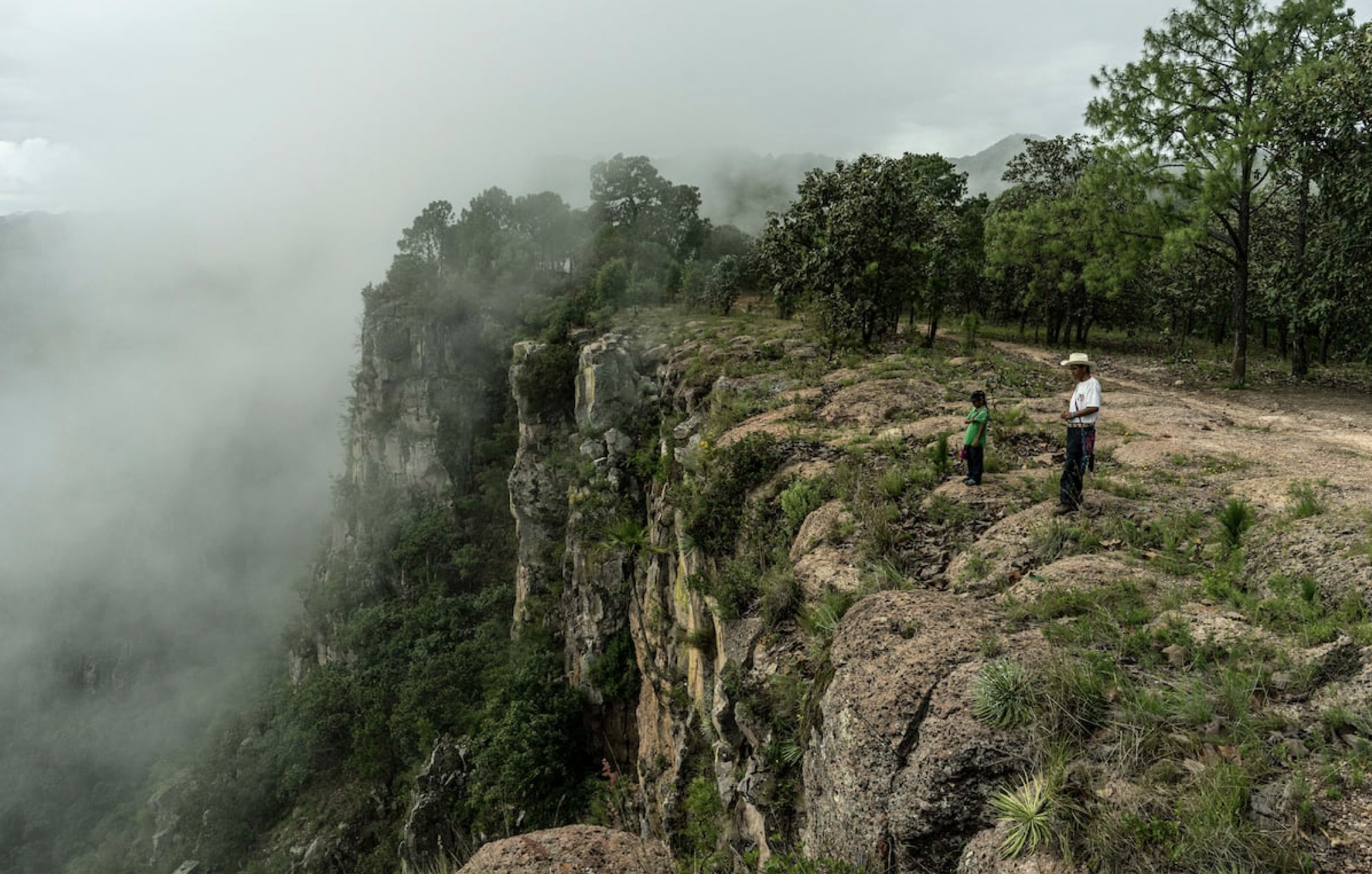 Habitantes Wixáritari en los límites con Nayarit. Foto de César Rodríguez, El País.
