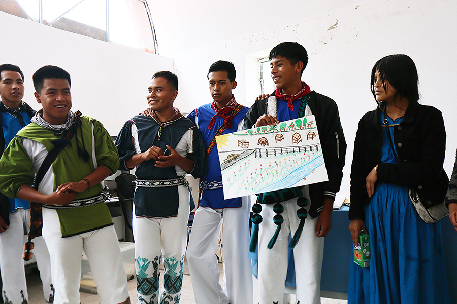 Estudiantes presentando sus diseños para la ubicación de las colmenas