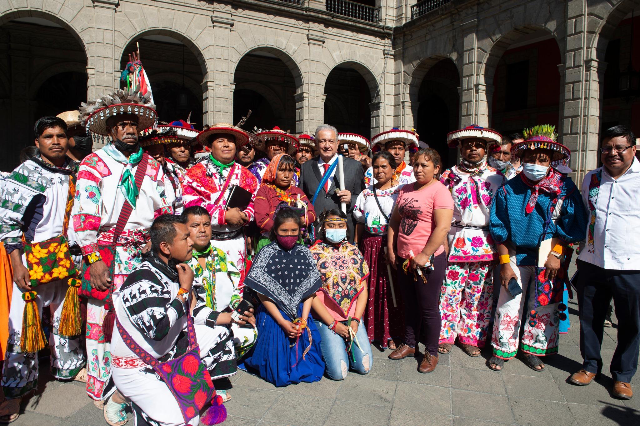 AMLO con la delegación Wixárika, 2 de marzo de 2022 ~ Fotografía cortesía de Beatriz Gutierrez Muller 2022