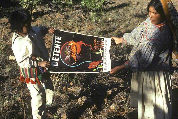 A poster warning of drug use baffles two children. Photograph ©Juan Negrín 1986