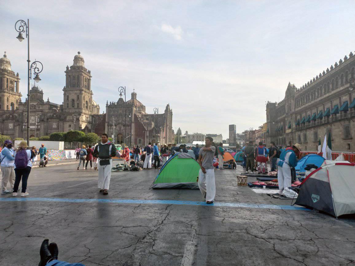 Caravana de Dignidad y Conciencia Wixárika campamento en el Zocalo ~ Fotografía ©Primitivo Chino Serío 2022