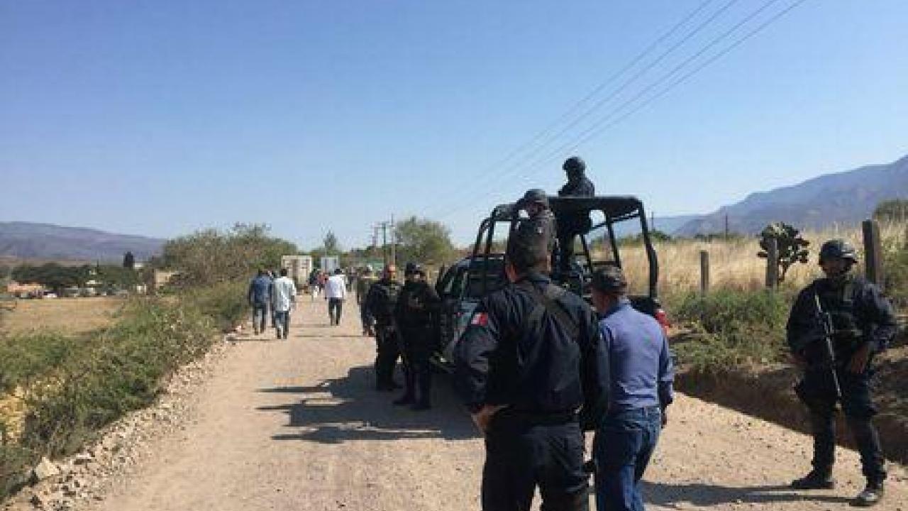 Nayarit State Police who were sent to accompany court officials said it was impossible to enforce the law. (Agustin del Castillo)