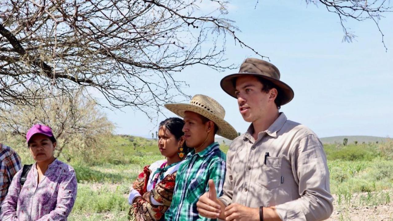 Gerardo Ruiz Smith speaking to those who attended the training in Wirikuta.