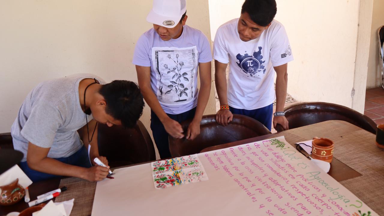 Alex Cosío, Muileme Valdez y Mario de la Cruz en Mezcala, Jalisco 2023