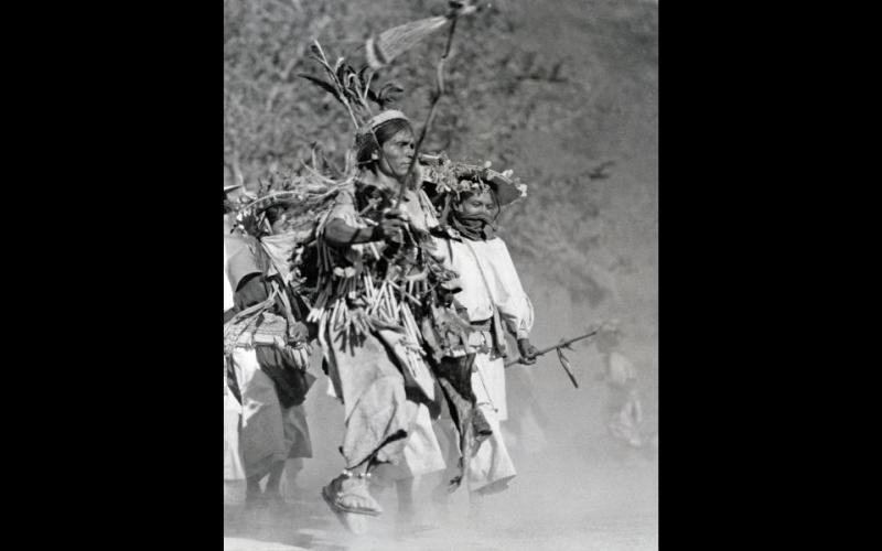 Bailarines durante Hikuri Neixa, la Fiesta del Peyote ~ Fotografía #N30392 Edwin F. Myers 1938 ~ Cortesía del Museo Peabody, Universidad de Harvard, Cambridge, MA.