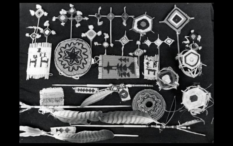 Ojos, namas, flechas de oración y taburetes de Dios, Foto #N30410 ~Edwin Forgan Myers 1938 ~ Cortesía del Museo Peabody, Universidad de Harvard, Cambridge, MA.