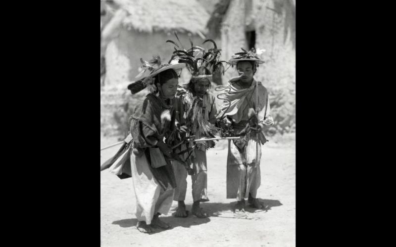 Líderes de Hikuri Neixa, la Danza del Peyote ~ Fotografía #N30395, Edwin F. Myers 1938 ~ Cortesía del Museo Peabody, Universidad de Harvard, Cambridge, MA.