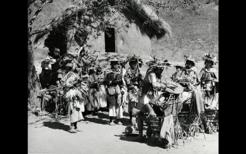 Presentando hikuri (peyote) a los cantores ~ Foto #30394, Edwin Forgan Myers 1938 ~ Cortesía del Museo Peabody, Universidad de Harvard, Cambridge, MA.