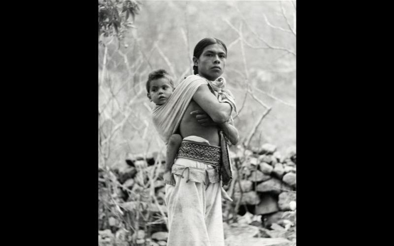 Padre joven huichol con su hijo, Foto #N30390 ~ Edwin F. Myers 1938 ~ Cortesía del Museo Peabody, Universidad de Harvard, Cambridge, MA