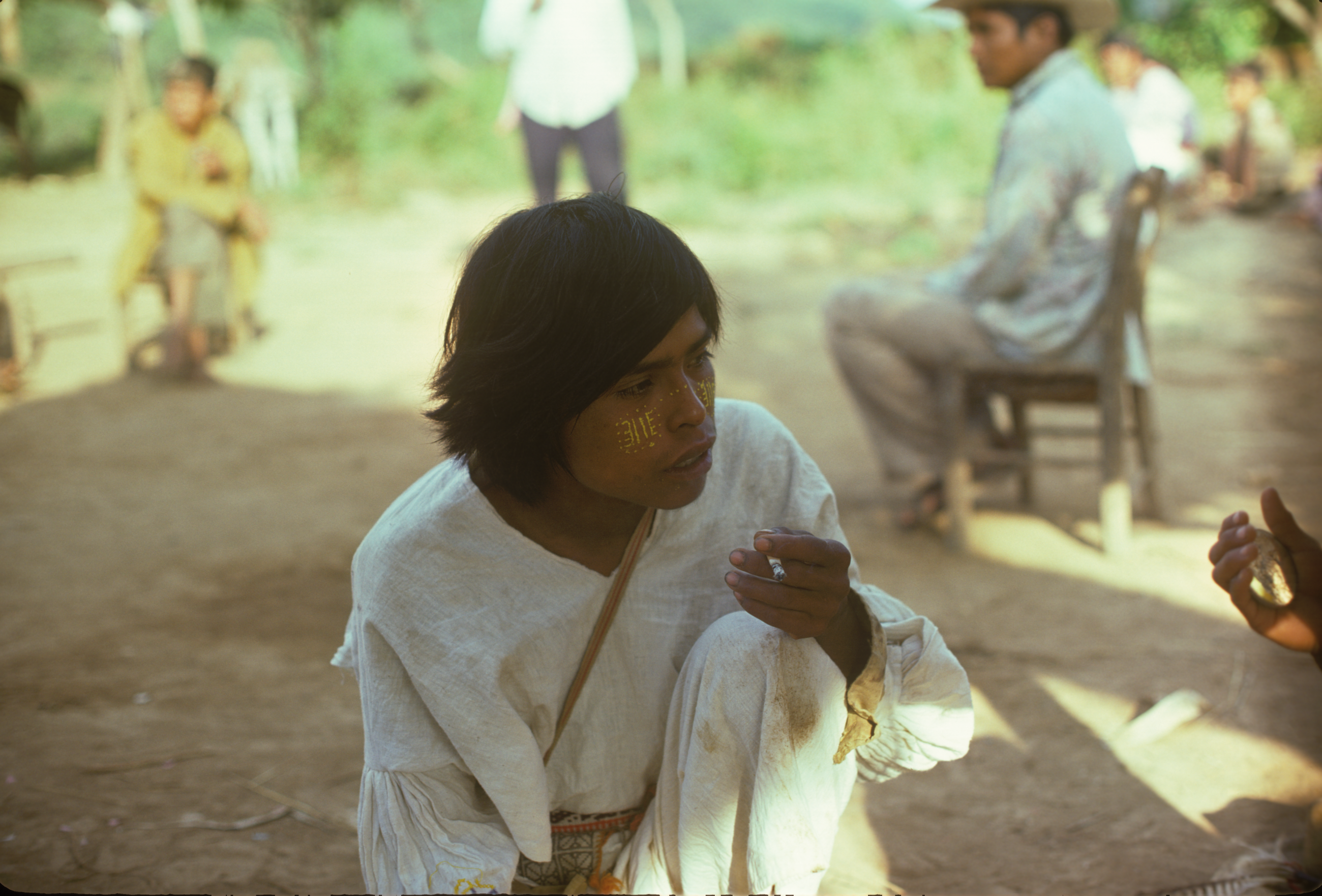 Painting Face with 'Uxa root, October 1975. Photograph by Juan Negrín.