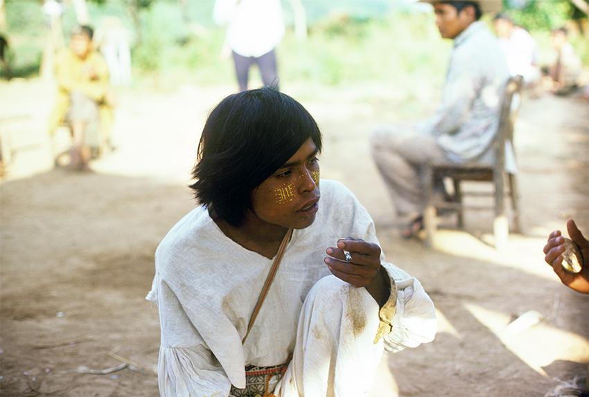 Painting Face with 'Uxa root, October 1975. Photograph by Juan Negrín.