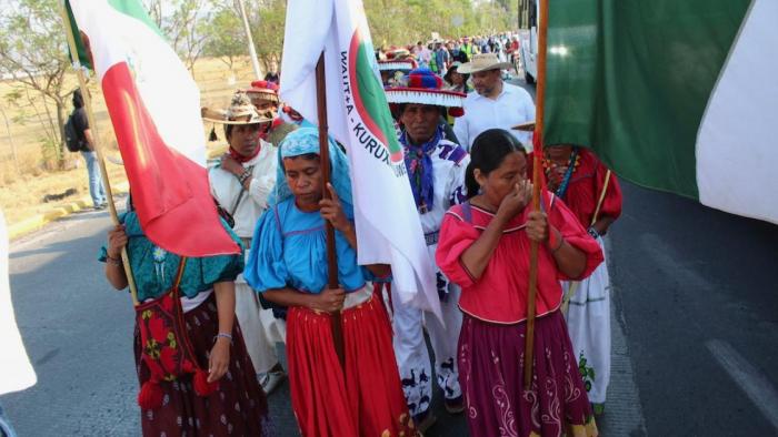 “AMLO, PRESIDENT, WE ASK FOR AN AUDIENCE.” The caravan makes its way along the highways of Zapópan on the outskirts of Guadalajara - Photograph ©Tracy Barnett 2022