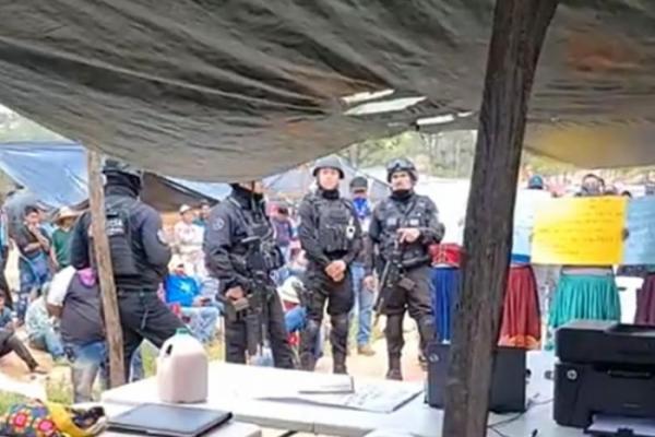 Policías en San Andres Cohamiata, Jalisco.