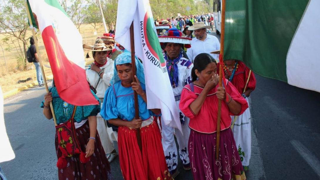 “AMLO, PRESIDENT, WE ASK FOR AN AUDIENCE.” The caravan makes its way along the highways of Zapópan on the outskirts of Guadalajara - Photograph ©Tracy Barnett 2022