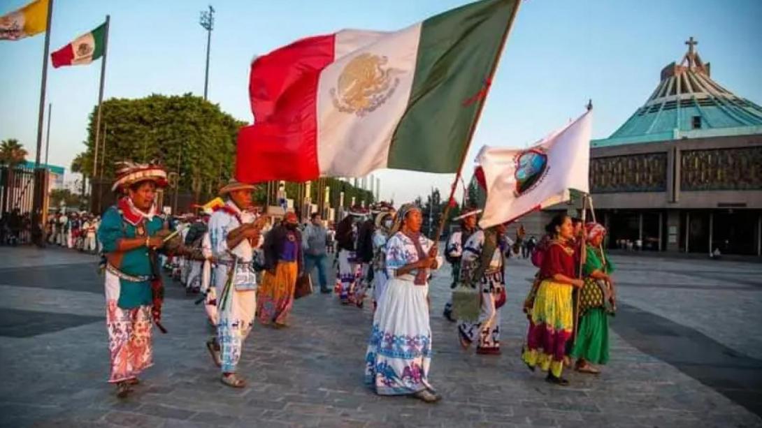 La Caravana llegando a la Basílica de Guadalupe en la Ciudad de México enarbolando la bandera de México y el estandarte de su territorio, San Sebastián Teponahuaxtlán. Foto – Werika Yuawi Hernández