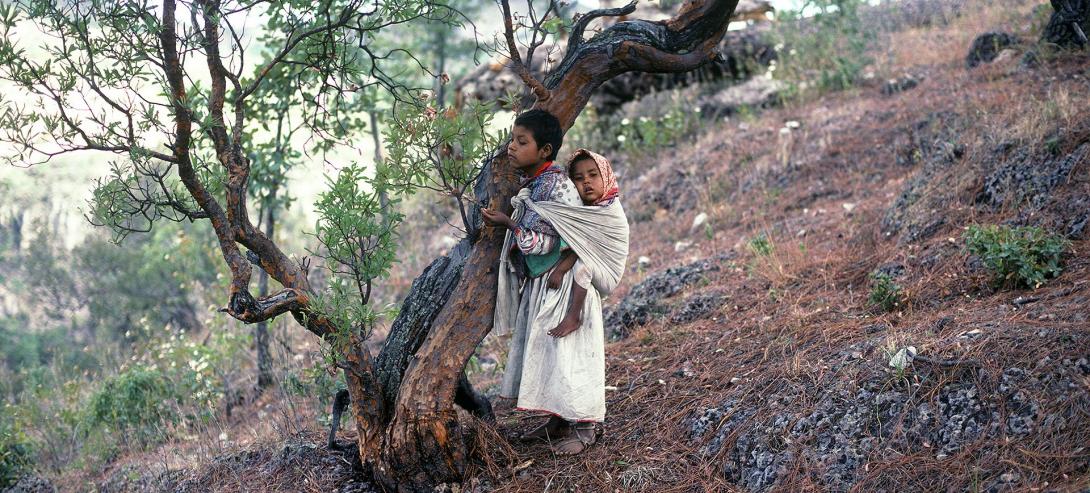  Una niña cuida a su hermanito - Fotografía © Juan Negrín 1980
