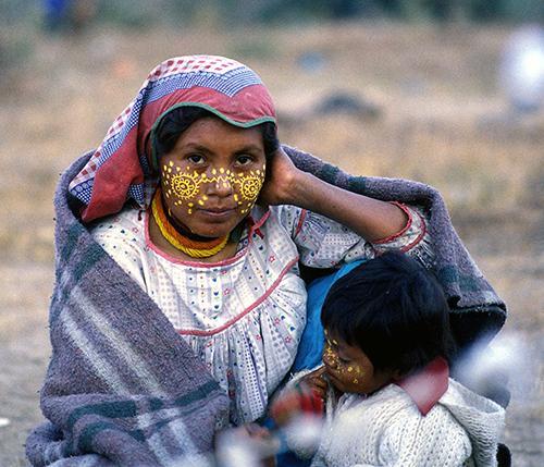 Xitaima and son in Wirikuta - Photograph ©Juan Negrín 1978 - 2018