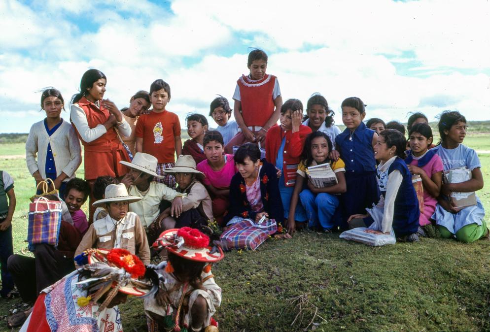 Local students observe a Wixárika shaman and his son in Wirikuta ~ Photograph ©Juan Negrín 1977 - 2023