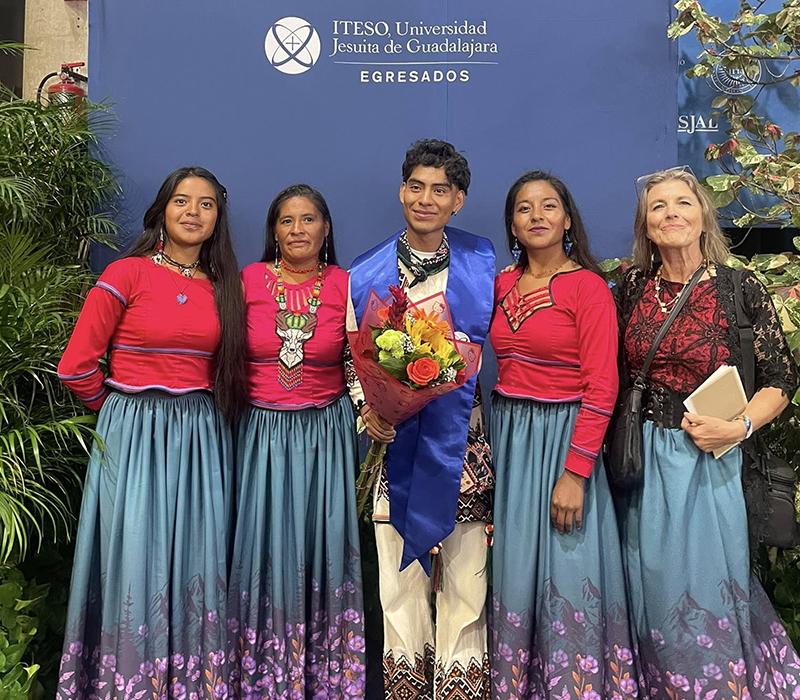 Bernardo Carrillo Ramírez, (Tateikié) con su familía